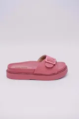 Sandalias negras de plataforma con hebilla ajustable y suela track.