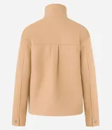Saco color beige en polyvelour, con cuello alto, mangas largas, sisas desplazadas, cierre delantero y bolsillos con detalle en PU.