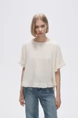 Blusa color coral con cuello redondo y mangas cortas con volados.