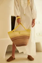 Vestido blanco de mangas largas con volados en el escote y lazo de ajuste.