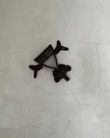 Sandalia plateada de cuero vacuno con taco cuadrado de 6 cm y tira delantera con nudo.