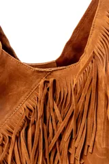 Bolso negro de gamuza con flecos y monedero con cierre.