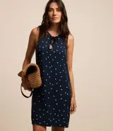 Vestido corto sin mangas, confeccionado en viscosa azul marino con estampado de lunares blancos.