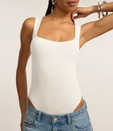 Body musculosa sin costuras color blanco, con escote cuadrado, textura acanalada y cierre inferior con broches.