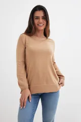 Sweater lila de tejido de punto, con escote en V y mangas largas.