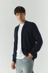 Campera tejida color beige con textura en el frontal, escote redondo y puños.