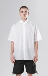 Camisa blanca de manga corta con calce oversize y canesú en la espalda.