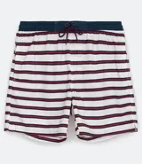 Bermuda masculina rayada blanca con rayas horizontales finas color rojo y azul marino, de microfibra con ajuste de cordón en la cintura.