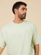Remera negra de algodón con calce relaxed y logo cuadrado en el pecho.