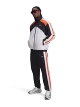 Campera deportiva Under Armour Icon Wvn Track para hombre, de corte clásico, con cierre frontal completo, cuello alto, paneles de color blanco, negro y naranja, y logo de la marca en el pecho.