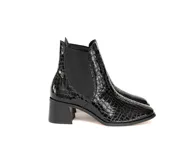 Botines negros de cuero sintético con textura de cocodrilo, punta cuadrada, paneles laterales elásticos y tacón bloque.