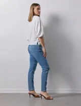 Blusa de gasa blanca, marca Sioni. Cuello a la base y escote en V con botones.
