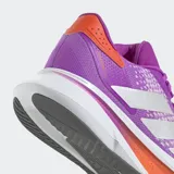 Championes de running Adidas Duramo SL 2 en color violeta con detalles en naranja y plateado. Presentan un exterior de malla técnica, cierre de cordones y tecnología de amortiguación LIGHTMOTION para mayor confort durante el entrenamiento.