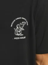 Camiseta negra de manga corta y cuello redondo con estampado en el pecho que dice "Wood Fired Since 1993 Pizza House".
