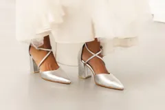 Zapato de gamuza azul marino con escote en V, tiras cruzadas diagonales y taco cuadrado de 8cm.