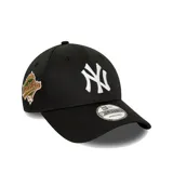 Gorra New Era modelo 9FORTY de los New York Yankees en color negro. Presenta el logotipo del equipo bordado en blanco en el frente, un parche conmemorativo de la World Series en el lateral derecho y el logo de New Era en el lateral izquierdo. Posee corona estructurada, visera curva y cierre ajustable en la parte posterior.