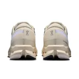 Championes de running On Cloudsurfer 2, color beige con detalles en blanco y negro.