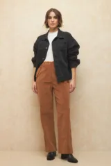 Pantalón de pana recto y de tiro alto, con cuatro bolsillos, dos de ellos decorados con tachas.