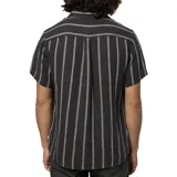 Camisa de manga corta negra con rayas verticales blancas, cuello clásico y bolsillo en el pecho.