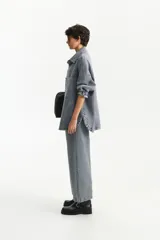 Pantalón de jean de tiro bajo, color azul claro con textura de rayas verticales sutiles. Presenta pinzas delanteras y un corte ancho y recto que llega hasta el tobillo.