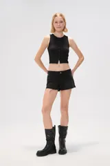 Short de jean celeste con terminaciones desflecadas.