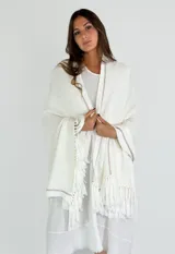 Pashmina color blanco con detalles plateados y flecos.