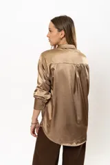 Camisa de satén color dorado, de manga larga y corte clásico.