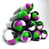 Bufanda tejida con diseño jacquard en verde, negro, blanco y violeta. Incluye un marcador solid mixeado para graff.