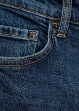 Jeans mom fit de tiro alto en denim azul oscuro, con cierre de cremallera y botón, cinco bolsillos y trabillas.