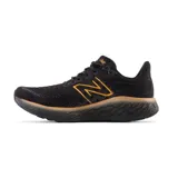Championes de running New Balance Fresh Foam 1080v12, color negro con detalles en dorado. Cuentan con amortiguación Fresh Foam X, empeine de punto técnico Hypoknit y sujeción estratégica.