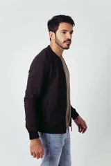 Campera tipo bomber de frisa color azul marino, con cierre frontal y bolsillos laterales.