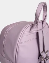 Mochila lila de cuerina con efecto acolchado y colgante de mariposa. Tiene correas regulables, manija superior, acceso con cierre superior y bolsillo frontal con cierre y tirador de goma en forma de mariposa.