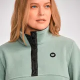 Buzo polar verde agua para mujer, con cierre de tres botones en el cuello y logo de CAT en el pecho.