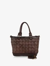 Bolso marrón de cuero con diseño tejido y apliques metálicos. Tiene doble asa corta y correa larga regulable.
