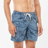 Short de baño azul con estampado de palmeras negras y cordón ajustable blanco.