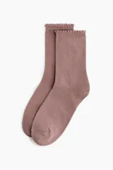 Pack de cinco pares de medias de caña media en punto fino de mezcla de algodón suave. Incluye un par color beige, un par color rosa claro, un par color blanco, un par color rosa viejo y un par color borgoña. Todos los pares tienen borde superior elástico con ribete festoneado.