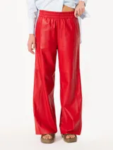 Pantalón de cuero rojo de corte ancho con cintura elástica.