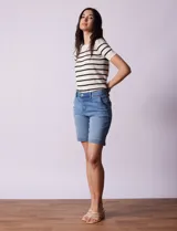 Bermuda de jean elastizada azul, marca One Five One. Tiene pretina con pasadores, botón y cierre. Delantera con bolsillos y trasera con bolsillos simulados.