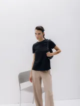Remera negra de corte recto y mangas cortas con dobladillo.