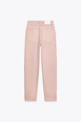Pantalón de jean gris oscuro, de corte mom fit, tiro alto y largo tobillero. Cuenta con cinco bolsillos, cierre frontal con cremallera y botón.