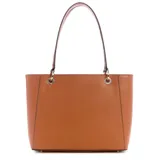 Bolso tipo tote mediano de color marrón caramelo, con textura saffiano y herrajes dorados. Presenta el logo triangular de Guess en el frente y dos asas de mano. Incluye un llavero colgante con etiquetas grabadas con el nombre de la marca.