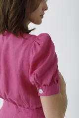 Mono largo color celeste, de lino, con escote en V, mangas cortas abullonadas y lazo en la cintura.