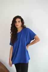 Remerón azul eléctrico de viscosa con mangas cortas y cuello redondo.