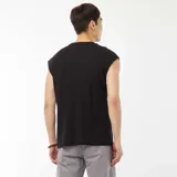 Camiseta negra sin mangas de tejido de canalé.