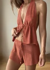 Short de tiro bajo color dorado, con cordones para ajustar.