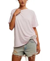 Remera gris de corte cuadrado, ligeramente extragrande, con escote redondo, hombros caídos y costuras sin rematar.