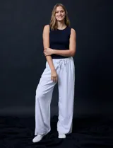 Pantalón largo de lino color blanco, de corte ancho, con pretina elastizada y lazo de ajuste.