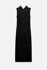 Vestido midi negro de cuello fluido y sin mangas. Detalle de tejido drapeado. Zara Woman Collection.