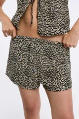 Short de viscosa con estampado de leopardo, cintura elastizada y corte holgado.