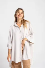 Camisa oversize color beige, confeccionada en lino y algodón, con corte evasé, mangas tres cuartos anchas y hombros levemente excedidos.